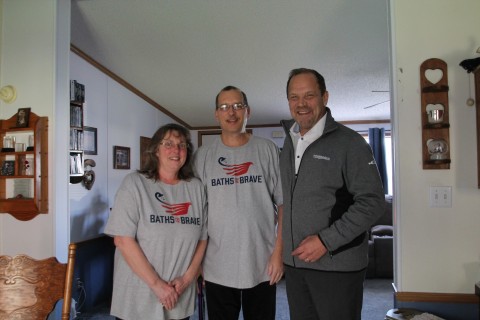 From left to right: Lisa and Craig Lindow and Brian Gottlieb, president of Tundraland Home Improvements and founder of Baths for the Brave. (Photo: Business Wire)