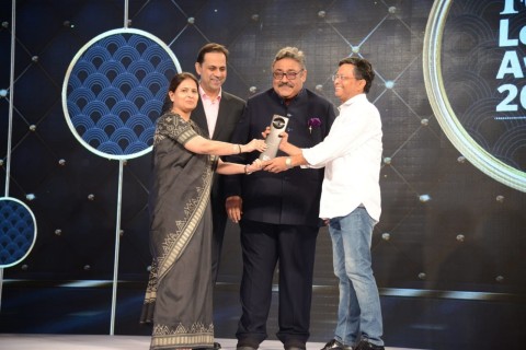 (L-R) Award presented by Ashu Suyash, CEO, CRISIL; Sanjiv Bajaj, MD, Bajaj Finserv and Rajiv Luthra, Founder and Managing Partner, Luthra & Luthra to R. Narayan, Founder & CEO, Power2SME (Photo: Business Wire)