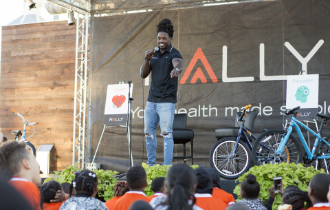 At the third annual Rally Health Holiday Bike Build, Los Angeles Chargers running back Melvin Gordon talks with children from Gardena’s Falcons Youth and Family Services about the importance of living a healthy lifestyle and staying in school. (Photo: Rally Health)