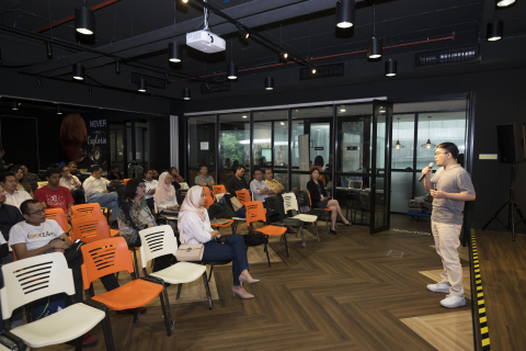 Alipay Senior Algorithm Engineer Xin Guo sharing the story of Dingsunbao with local start-ups in Malaysia. (Photo: Business Wire)