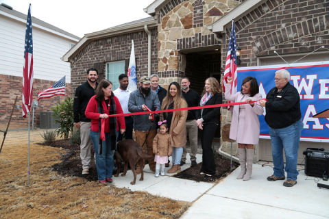 A retired Army veteran received the keys to his new home, thanks in part to a $7,850 Housing Assistance for Veterans grant from Texas Capital Bank and FHLB Dallas to Operation FINALLY HOME. (Photo: Business Wire)
