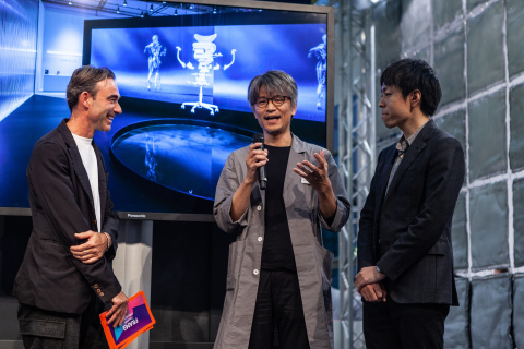 The KOKUYO "360° Gliding Chair ing" team at the award ceremony, Yojiro Kinoshita (middle, developer) and Tomoyuki Kobayashi (right, designer) (Photo: Business Wire)