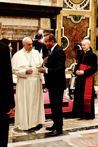 Dr. Andy Khawaja and Pope Francis at the Vatican on December 03, 2018. (Photo: Business Wire)