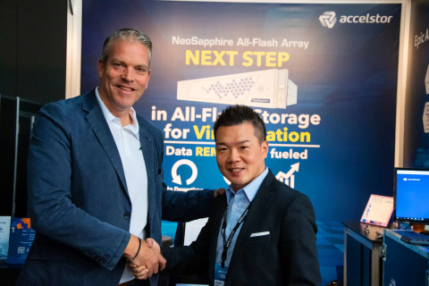 The renewal agreement was established at VMworld Barcelona by David Kao, Corporate Vice President of AccelStor, and Eric-Jan van Leeuwen CEO of Login VSI. (Photo: Business Wire)