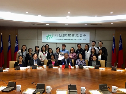 COA Secretary-General Dr. Chang Chih-sheng (front right third), Philippine agricultural official Mary Ann Guerrero (front left third), COA Department of International Affairs Deputy Director-General Vincent Lin (front left second) and COA researcher Dr. Shih Hsin-der (back right first) presented at the closing ceremony of the training course in Taiwan. (Photo: Business Wire)