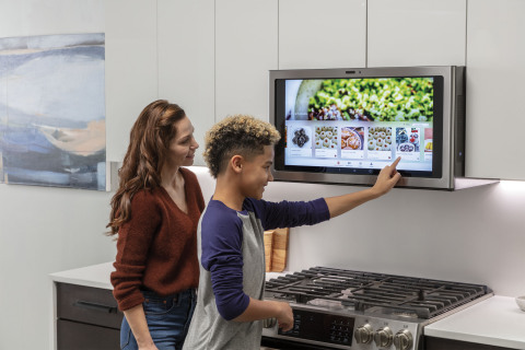 GE Appliances showcases dynamic, eye-level smart screen at CES 2019. (Photo: GE Appliances, a Haier company)