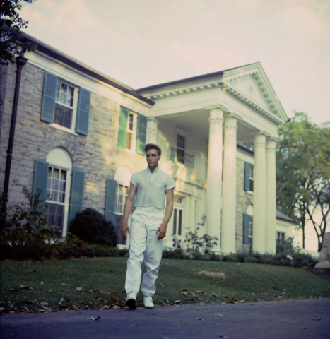 Elvis in front of Graceland (Photo: Business Wire)