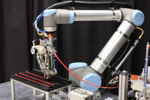 3M Automated Taping System using a collaborative robot (Photo: Business Wire)