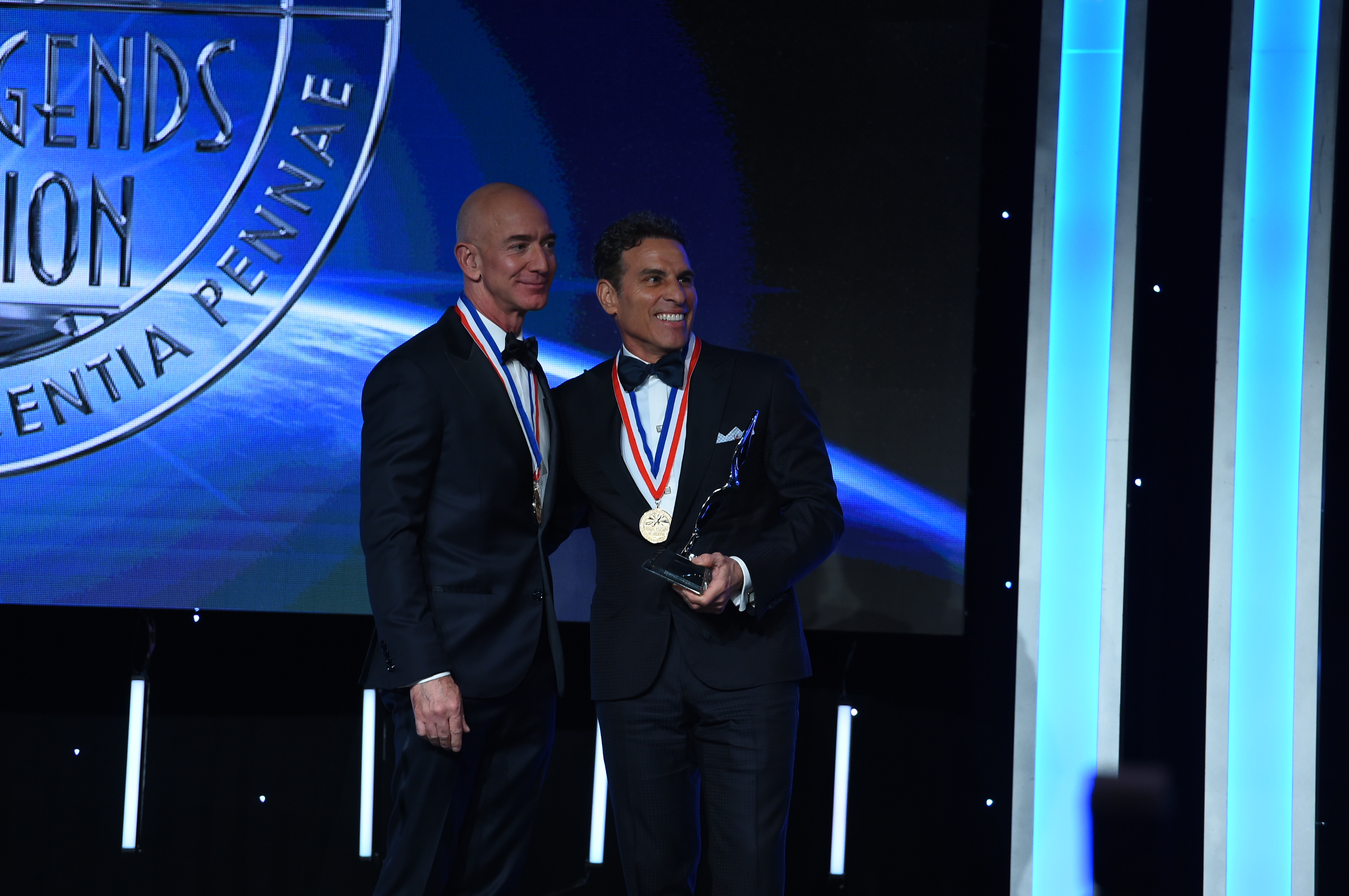 Directional Aviation Principal Kenn Ricci Inducted Into The Living Legends Of Aviation Presents Jeff Bezos With Lifetime Aviation Entrepreneur Award Business Wire