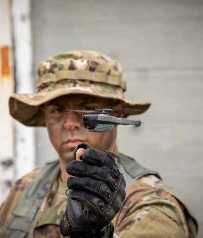 フリアーシステムズが、米国陸軍の兵士携帯センサー・プログラム向けにBlack Hornet個人偵察システムを供給する契約を受注。ナノ無人航空機システムが、小隊などの小規模部隊レベルの監視／偵察能力を支える。（写真：ビジネスワイヤ）