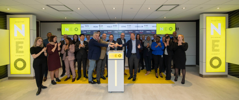 SmartBe Wealth, et ses fondateurs Rod Heard, chef de la direction, et Art Johnson, chef de l'information, ont rejoint Jos Schmitt, président et chef de la direction de NEO, et Erik Sloane, responsable des fonds et des opérations de courtage chez NEO, pour l'ouverture du marché à l'occasion du lancement de leur premier FNB, le SmartBe Global Value Momentum Trend Index ETF (SBEA), sur NEO. (Photo: Business Wire)