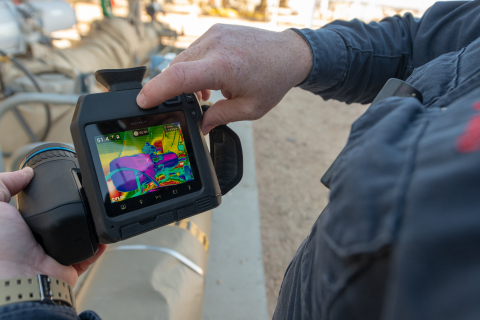 新しいFLIR GF77 Gas Find IR非冷却型サーマルカメラはメタンの検出用に設計。冷却型カメラの約半分のコストにより、石油・ガス業界のより多くの検査員がこの技術を利用可能に。（写真：ビジネ ... 