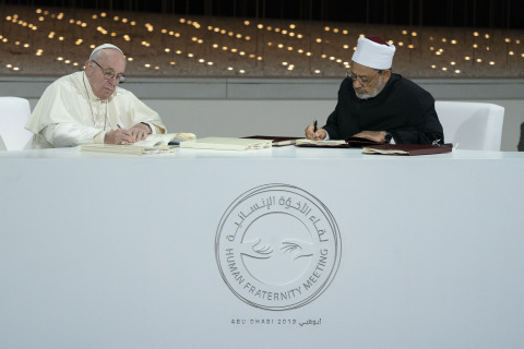 El Papa Francisco y el Gran Imán de Al Azhar firman la histórica Declaración de Abu Dabi por la Paz Mundial y la Convivencia