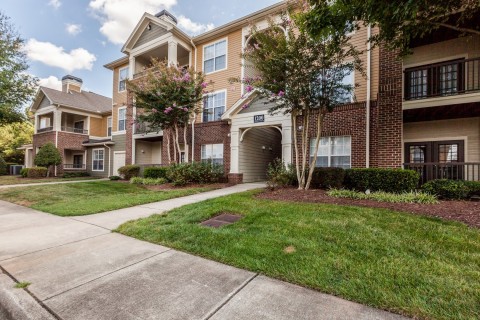 Arium Weston, part of an eight-property, 2,883-unit multifamily portfolio located in the Raleigh-Durham area. (Photo: Business Wire)