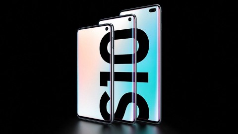 The Future Unfolds: Samsung kicked things off with the surprise debut of the Galaxy Fold. Featuring a dynamic 7.3-inch AMOLED display that can be seamlessly folded to reveal a compact 4.6-inch cover display, the Fold functions as both a smartphone and tablet. (Photo: Business Wire)