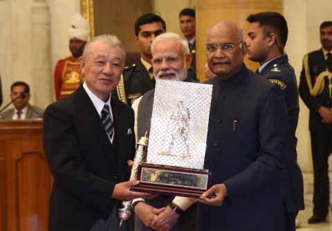 El Presidente de India presenta una distinción a Yohei Sasakawa, Presidente de The Nippon Foundation, en reconocimiento por sus años de trabajo para eliminar la lepra