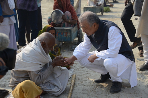 Sasakawa and a person affected by leprosy (India) (Photo: Business Wire)