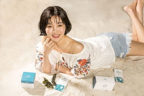 The Marine Mammals brand of GORANI Co., Ltd. is set to enter China with Korea's first cosmetic products containing seaweed extracts – Glow + Peeling Pad and Hydro-Boosting Mask Sheet. Actor Lee Jang-woo and former director Kim Seong-jun founded GORANI jointly. Lee is starring in a KBS 2TV weekend series "My Only One," whose viewership hit an astonishing 50 percent. Glow + Peeling Pad is effective in moisturizing, exfoliating and smoothing skin. Skin-like silicone dots attached to a pure cotton pad remove dead skin cells without irritating skin. The seaweed extract concentration of Hydro-Boosting Mask Sheet is 20,000 particles per million (ppm), highly dense enough to absorb fine dust and heavy metals. The two products made headlines when Lee Chae-woon, a celeb panelist of cable channel Mnet's romance reality show "Love Catcher," modeled for the brand. (Photo: Business Wire)