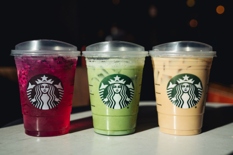 Starbucks will roll out new lightweight, recyclable strawless lids to all stores in the United States and Canada in the next year. This is a key milestone as the company works to phase out plastic straws from its more than 30,000 stores worldwide by 2020 (Photo: Business Wire)
