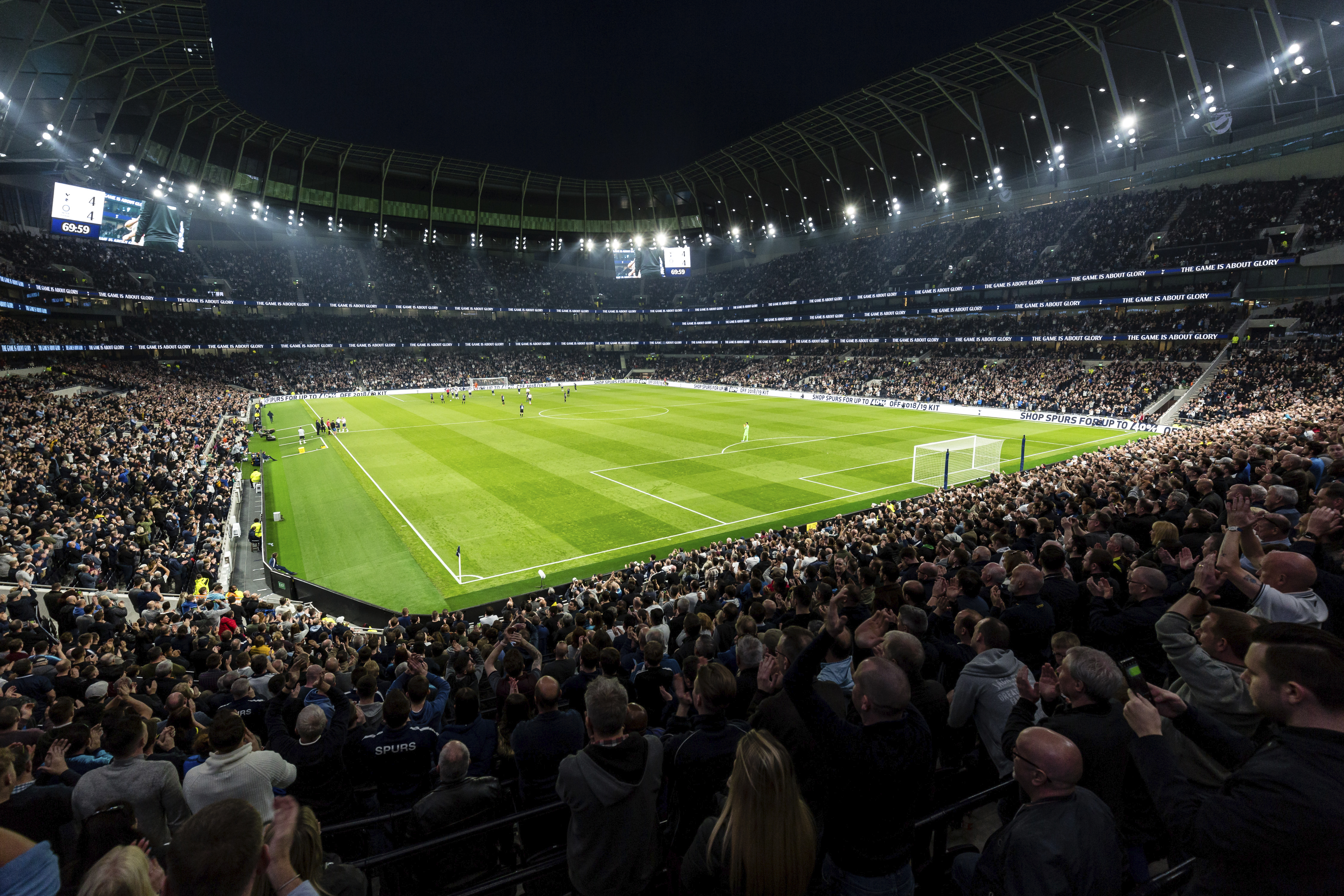 Stadium отзывы. ФК Брайтон стадион. Прожектор на стадионе. Стадион ночью. Футбольный стадион Тоттенхэм.