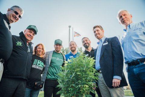 From left: Welcoming the first hemp plants into the state of Florida in 70 years are Vice President of Marketing for the Florida Hemp Trade and Retail Association Jeff Greene; Green Roads leadership: Co-founder Jimmy Tundidor, Director of New Markets Elana Perdeck and Co-founder and President of Sales Danny Perdeck with UF/IFAS research team Sean Campbell, Dr. Brian Pearson, Dr. Zach Brym, Dr. Roger Kjelgren. The historic moment launches the University of Florida's Institute of Food and Agricultural Sciences (UF/IFAS) hemp pilot research program. With a $1.3 million investment, Green Roads is the UF/IFAS pilot program’s inaugural sponsor. (Photo: Business Wire)