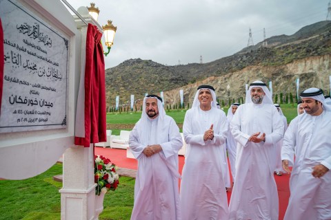 Gobernador de Sharjah inaugura histórica autopista de 6 mil millones de AED en Khorfakkan junto con diversos proyectos ambiciosos