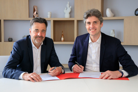 Michel Van Den Berghe, CEO of Orange Cyberdefense, and Jacques de La Rivière, President of Gatewatcher, signing the partnership agreement (Photo: Business Wire)