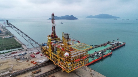 The central platform for CNOOC’s Dongfang 13-2 Gas Fields Development Project is loaded onto a barge at the COOEC-Fluor fabrication yard, destined for the western South China Sea. (Photo: Business Wire)