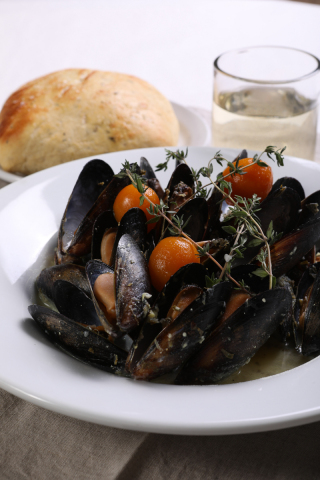 "Fresh mussels steamed in a lemon parmesan white wine broth with yellow tomatoes and fresh herbs." (Photo: Business Wire)
