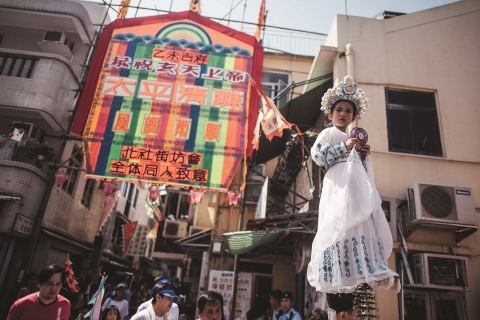 村人たちはこれまで、活気に満ちた飄色パレード（山車のパレード）、張り子の人形、中国戯曲の公演、獅子舞、美味しい料理でこの饅頭祭を祝ってきました。（写真：ビジネスワイヤ）