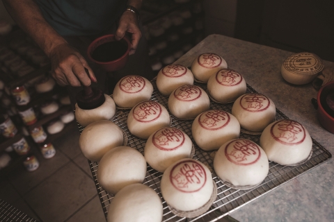 毎年、饅頭祭では、地元の業者が何万個もの平安饅頭（開運饅頭）を作ります。（写真：ビジネスワイヤ）