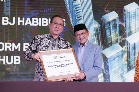 Mr. Po Sun Kok And Prof. Dr. Ing. H. Bacharuddin Jusuf Habibie, FREng (Photo: Business Wire)