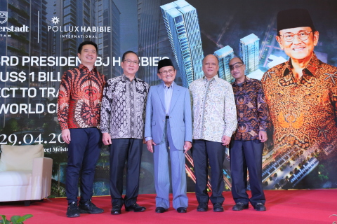 Dr. Nico Po, Mr. Po Sun Kok, Prof. Dr. Ing. H. Bacharuddin Jusuf Habibie, FREng, Dr. Ing. Ilham Akbar Habibie, MBA and Dr. Ing. Thareq Kemal Habibie during project site visit of Meisterstadt Batam. (Photo: Business Wire)