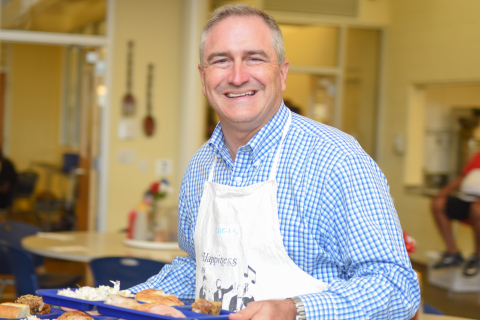 Chris Fox, HanesBrands' vice president of corporate social responsibility, is one of many company employees that "do lunch" together by volunteering to serve others. Each month, the Hanes team helps prepare and serve lunch to approximately 400 guests in Samaritan Ministries' soup kitchen. (Photo: Business Wire)