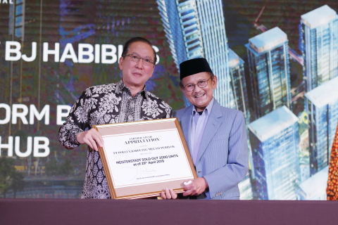 Mr. Po Sun Kok And Prof. Dr. Ing. H. Bacharuddin Jusuf Habibie, FREng (Photo: Business Wire)