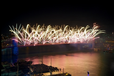 On Thursday, July 4, the world-famous Brooklyn Bridge will launch thrilling effects as the centerpiece of the 43rd Annual Macy’s 4th of July Fireworks®, the nation’s largest Independence Day celebration (Photo: Business Wire) 