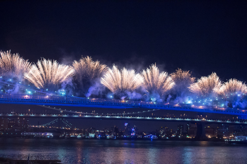 On Thursday, July 4, the world-famous Brooklyn Bridge will launch thrilling effects as the centerpiece of the 43rd Annual Macy’s 4th of July Fireworks®, the nation’s largest Independence Day celebration (Photo: Business Wire) 