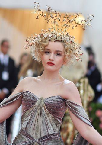 Julia Garner wore a custom Zac Posen ombré silver to gold lamé gown with a Zac Posen x GE Additive x Protolabs headpiece. The intricate printed vine headpiece with leaf and berry embellishments is 3D printed as a single piece. (Photo: Getty Images)