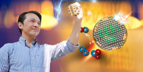 Prof. Chen Tsan-Yao recently developed a way of using ultrasonic waves to make tiny grooves on a metal surface, which in conjunction with an atomic-scale platinum catalyst can be used to double the efficiency of alkaline fuel cells. (Photo: National Tsing Hua University)