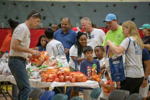 Local Food Lion associates distribute nutritious food to neighbors in need in Norfolk, Va. (Photo: Business Wire)