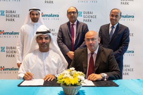 Back Row (From left to right): Abdulla Belhoul, Chief Commercial Officer - TECOM Group, H.E. CG Vipul, Consul General of India. Dr. Rangesh Paramesh, Chief Scientific Officer – Himalaya Global LTD
Front Row (From left to right): Marwan Abdulaziz Janahi, Managing Director – Dubai Science Park, Neil Cabral, Executive Director- Himalaya Global LTD (Photo: AETOSWire).