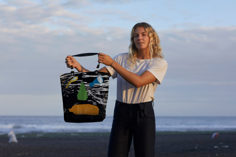 Stephanie Gilmore and the limited-edition, reusable bag she designed to support the ban of single-use plastic in Bali. (Photo: Business Wire)