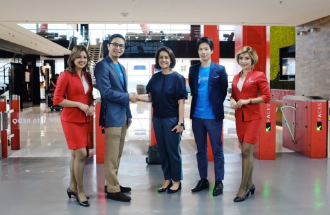 Tee Vachiramon (2nd left), Chief Executive and Founder of Sertis Co,. Ltd. and Aireen Omar (center), Deputy Group Chief Executive Officer of Digital Transformation & Corporate Services AirAsia (Photo: Business Wire)