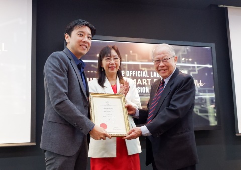 MOSTA President Tan Sri Em. Prof. Datuk Dr. Augustine S.H. Ong (right) presenting a certificate of honor to Fusionex Founder and Group CEO Dato’ Seri Ivan Teh (left) witnessed by the Malaysian Minister of Primary Industries Y.B. Teresa Kok Suh Sim. (Photo: Business Wire)