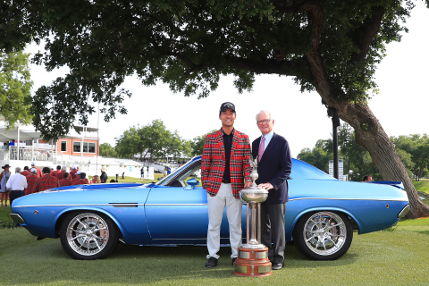 Charles Schwab presents 2019 Charles Schwab Challenge champion, Kevin Na, with a 1973 “Schwab” Challenger winner’s prize at the Colonial Country Club in Fort Worth, Texas. (Image courtesy of Schwab)