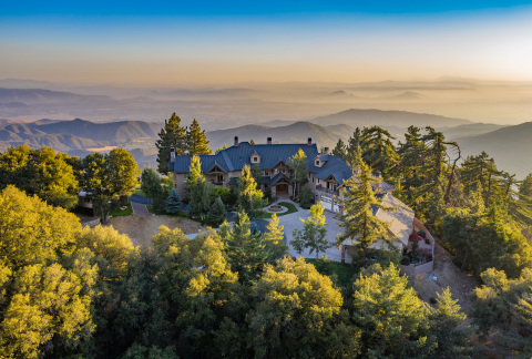 Un chalet de montaña en el sur de California, valorado en 21,5 millones dólares, será subastado sin precio de reserva a través de Concierge Auctions y Compass