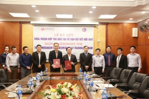 University of Transport and Communications (UTC) MoA signing ceremony with Prof. Dr. Nguyen Ngoc Long, President of UTC (R-6) and Dr. Vu Tien Sy, Head, External Affairs Office (R-5) and the rest of the delegates. (Photo: Business Wire)