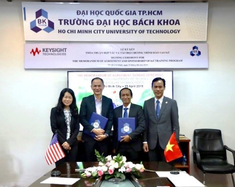 Ho Chi Minh City University of Technology (HCMUT) MoA signing ceremony for joint IoT Training Program. From left to right: Ee Huei Sin, Vice President of Keysight Education and Vice President of General Electronics Measurement Solutions (GEMS); Mr. Lawrence Liu, General Manager of South Asia Pacific Sales; Assoc. Prof. Dr. Do Hong Tuan, Dean for Faculty of Electrical & Electronic Engineering; and Assoc. Prof. Dr. Nguyen Danh Thao, Vice Rector. (Photo: Business Wire)