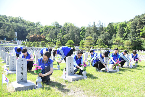 Hyosung employees cleaned up Seoul National Cemetery, a resting place for fallen service members, veterans and patriots, about a week before June which is "Memorial Month" in Korea. "We must never forget the soldiers who gave their lives for our country," Hyosung Chairman Cho Hyun-Joon has often said, "I will try to pass down their spirit of sacrifice to the future generations." About 15 Hyosung employees visited Seoul National Cemetery in Dongjak-gu, Seoul, on May 29, prayed at the memorial, laid flowers on graves, cleaned tombstones and removed weeds. (Photo: Business Wire)