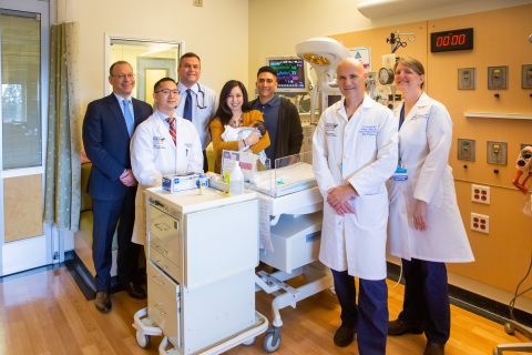 Gilda and Arnuf Giron with baby Abigail and her doctors at Children's Hospital Los Angeles. L-R, Mark Krieger, Jason Chu, Alex Van Speybroeck, Gilda Giron, Abigail Giron, Arnuf Giron, Philippe Friedlich and Rachel Chapman. (Photo: Business Wire)